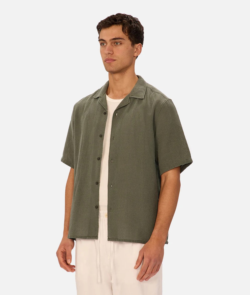 Relaxed short sleeve button shirt in green tone